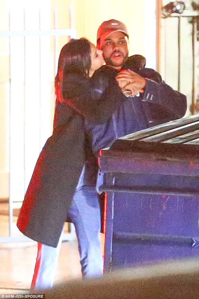 Bella Hadid chạm mặt The Weeknd sau lùm xùm với Selena Gomez - Ảnh 1.