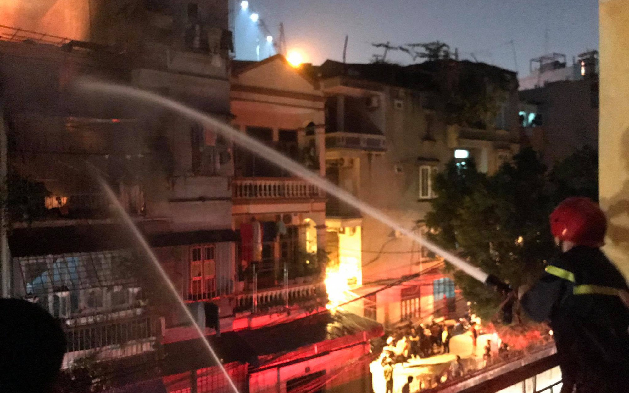 Hà Nội: Đám cháy bùng phát từ tầng 3 của một ngôi nhà tại Triều Khúc, 20 chiến sĩ PCCC được điều động dập lửa