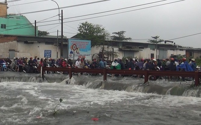 Nam thanh niên bị nước cuốn mất tích khi đang đi xe máy về nhà trong cơn bão số 9 ở Sài Gòn