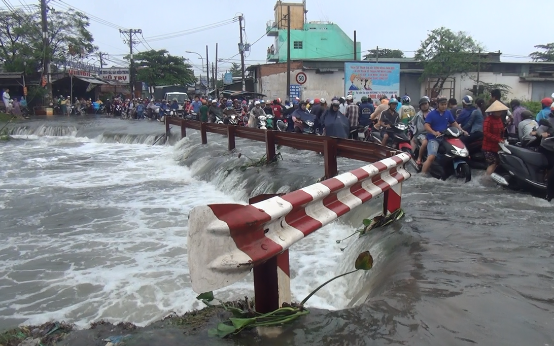 Đã tìm thấy thi thể nam sinh viên bị nước cuốn mất tích trong cơn bão số 9 ở Sài Gòn