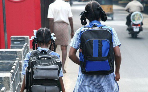 Học sinh đau lưng vì mang cặp quá nặng, quốc gia này đã nghiêm cấm nhà trường giao bài tập về nhà