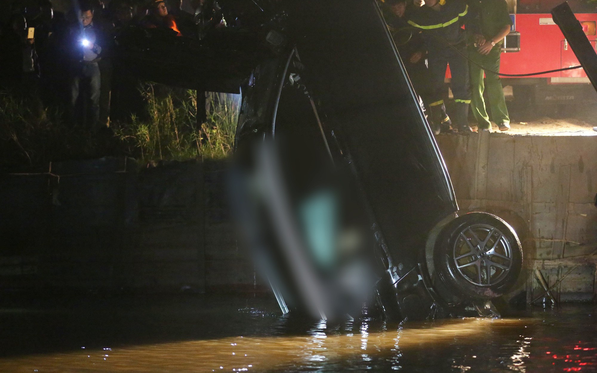 Nữ nạn nhân tử vong trong vụ ô tô rơi xuống sông Hồng được xác định chính là chủ xe Mercedes