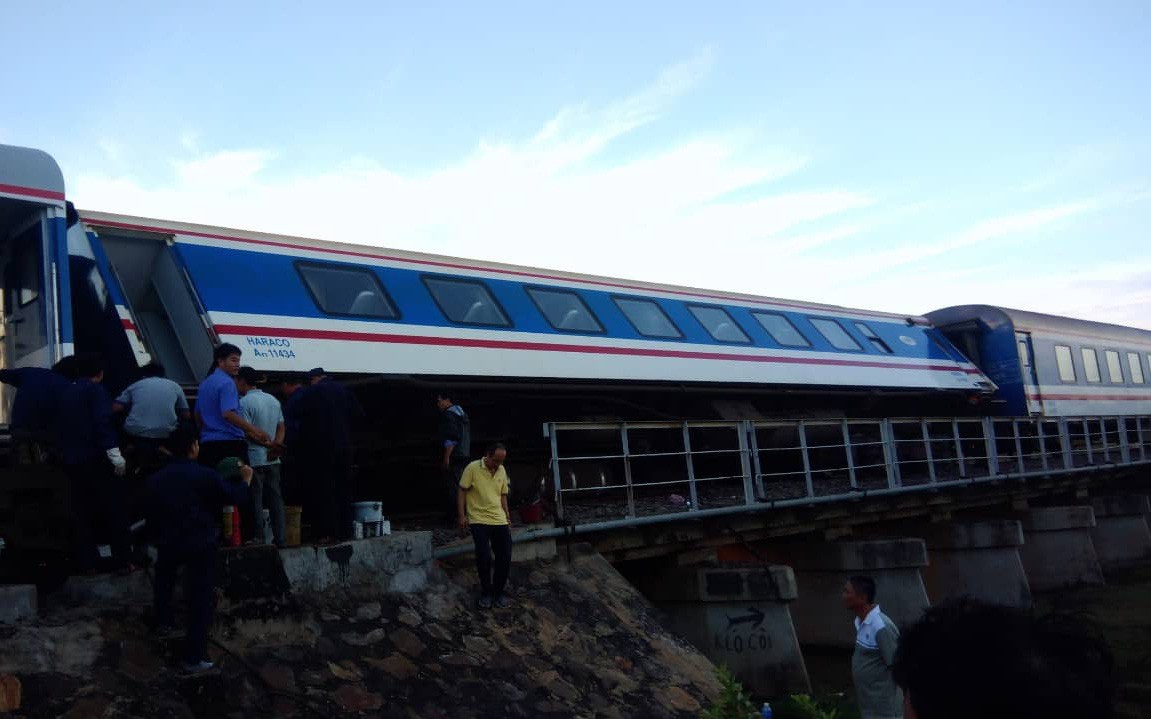 Tàu hỏa Bắc - Nam trật bánh ở Bình Thuận, hàng loạt chuyến tàu Tết bị chậm giờ