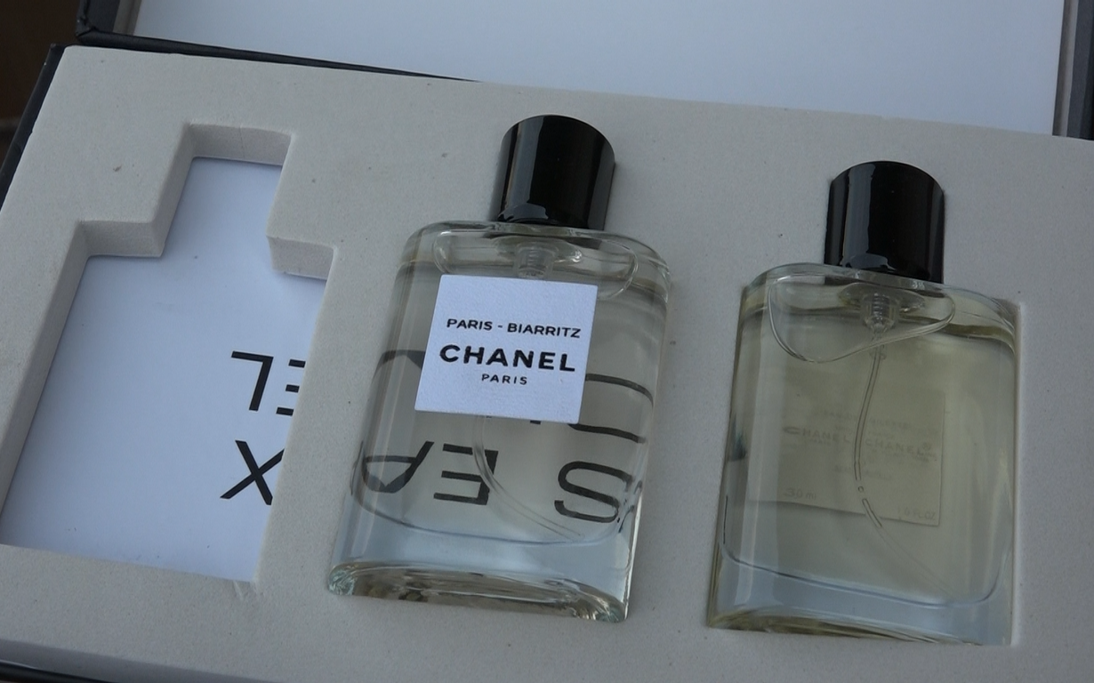 TP. HCM: Phát hiện hàng trăm ngàn chai nước hoa nghi giả thương hiệu Chanel, Gucci được nhập từ Trung Quốc