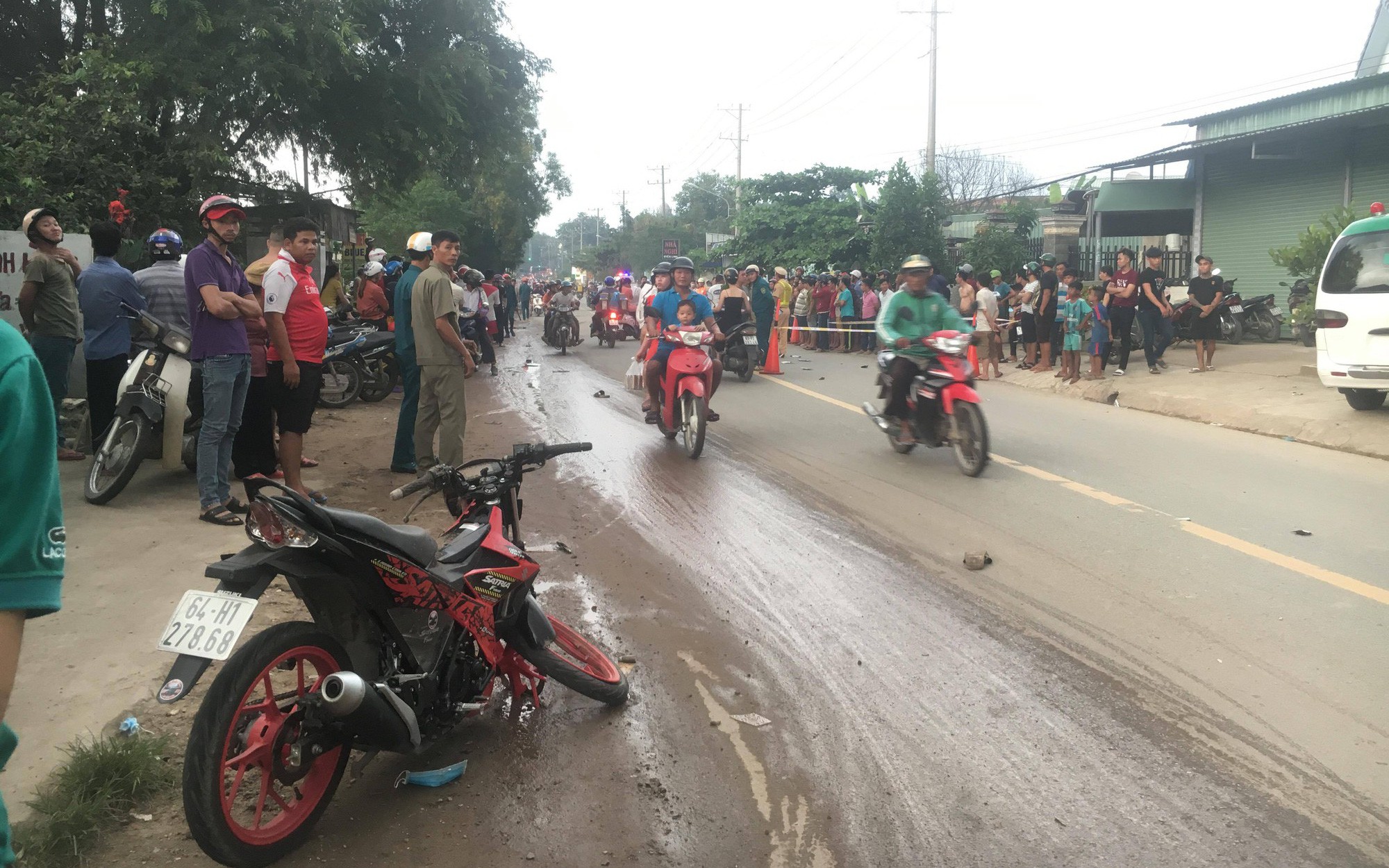 Bình Dương: 3 thanh niên thương vong sau tai nạn liên hoàn, hàng trăm người dân hiếu kỳ đứng xem khiến giao thông hỗn loạn