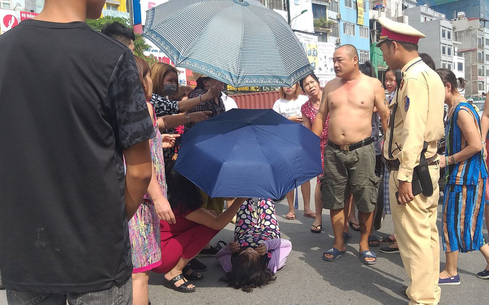 Hà Nội: Nam thanh niên chạy xe không làm chủ tốc độ tông người qua đường nguy kịch