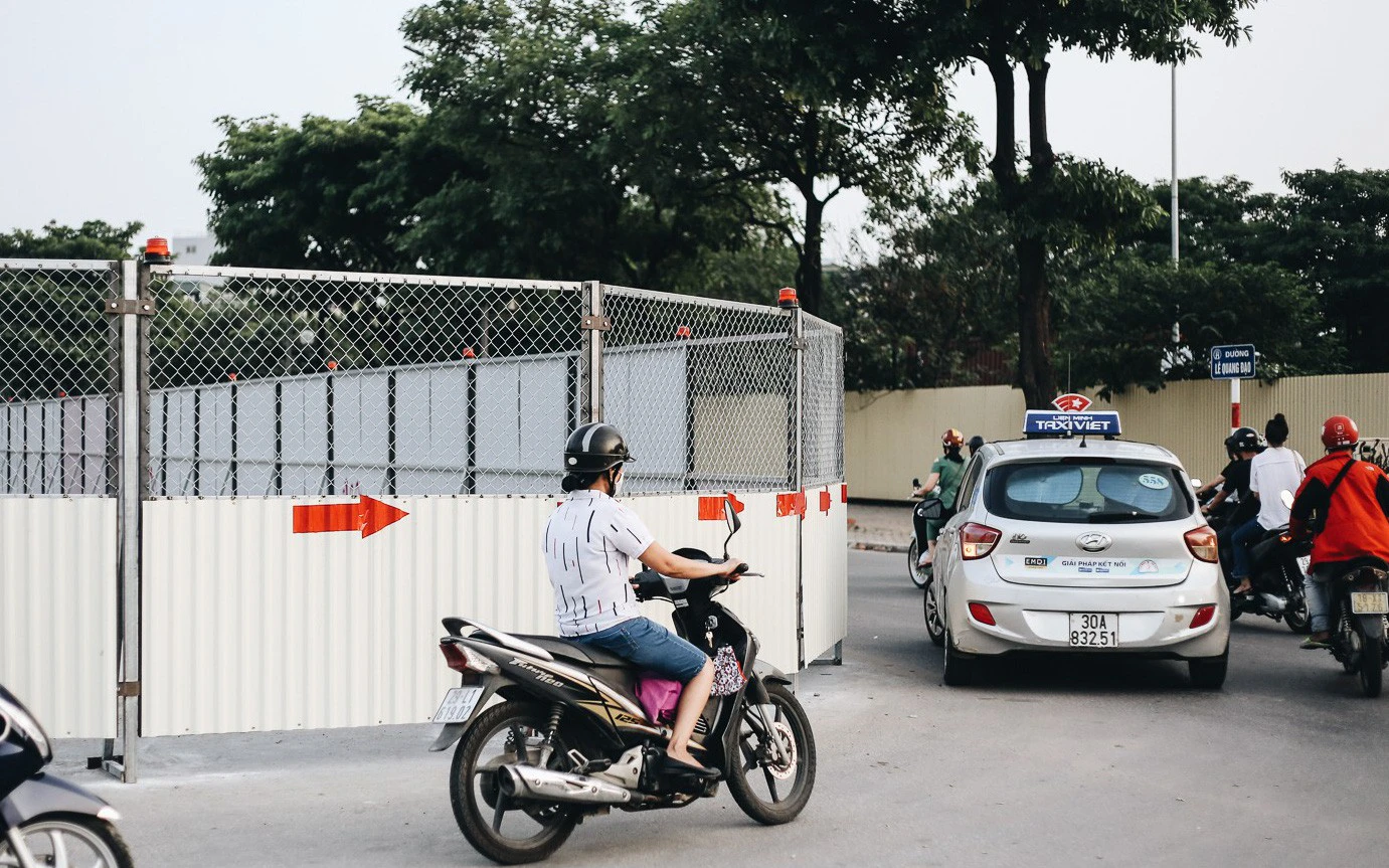 Hà Nội : Rào chắn thêm tuyến đường Lê Đức Thọ - Lê Quang Đạo phục vụ thi công đường đua F1, người dân lại “than” tắc đường