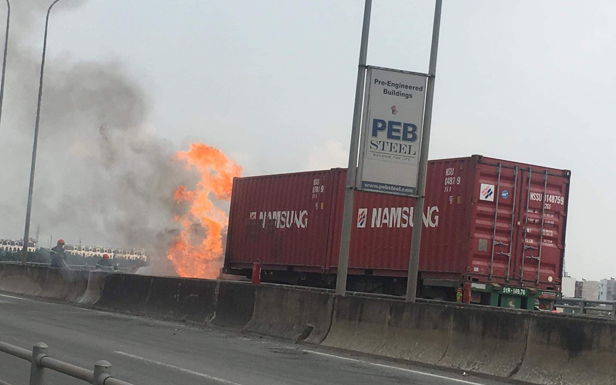 Đầu kéo xe container bốc cháy ngùn ngụt, cao tốc TP. HCM-Long Thành-Dầu Giây ùn tắc nghiêm trọng
