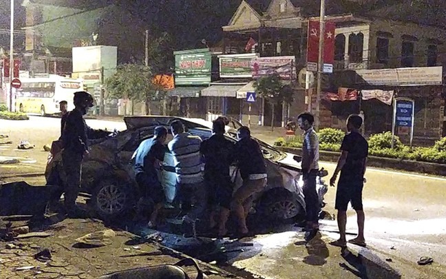 Xe khách đâm taxi, 3 hành khách tử vong, tài xế nguy kịch