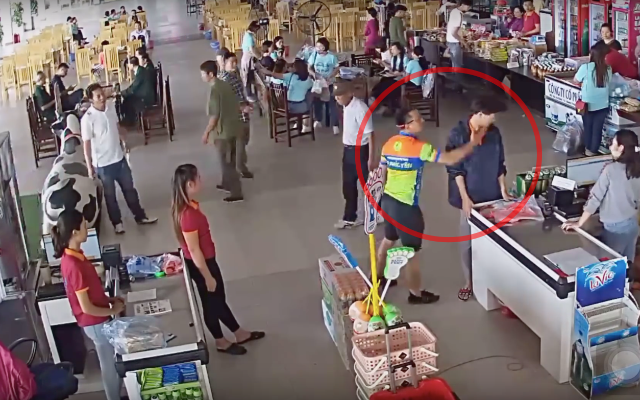 Vụ bố sai con đi mua hàng không trả tiền rồi ném xúc xích và tát vào mặt nhân viên: Công an đã mời 2 bên lên hoà giải
