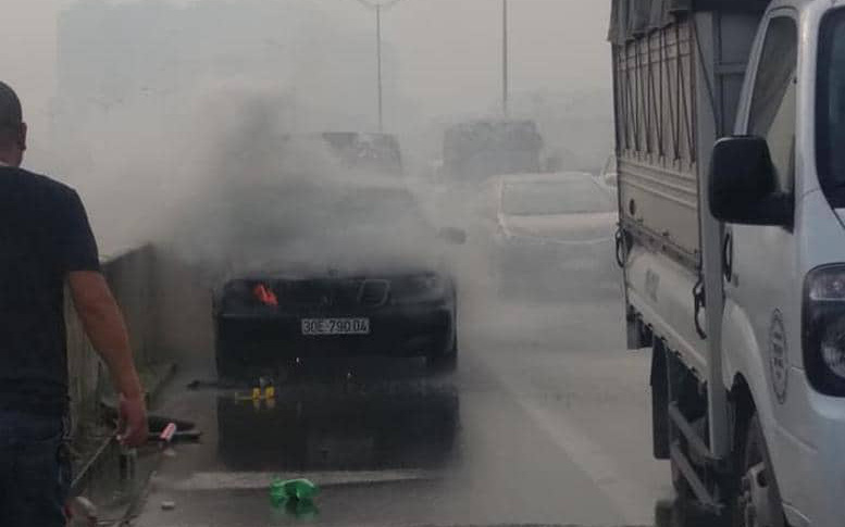 Hà Nội: Ô tô Mercedes đang di chuyển thì bốc cháy dữ dội, tài xế may mắn kịp lao ra ngoài