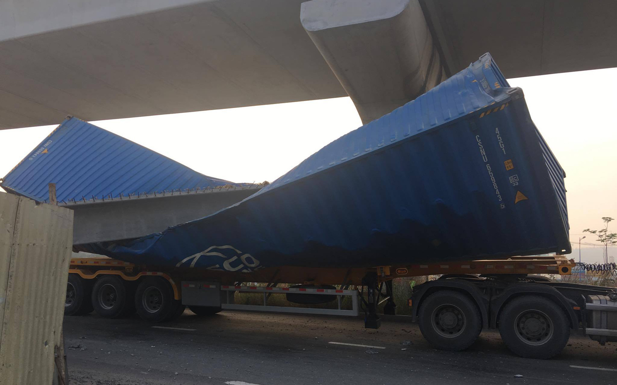 Xe container kéo sập dầm bê tông của công trình hầm chui xa lộ Hà Nội, giao thông ùn ứ kéo dài