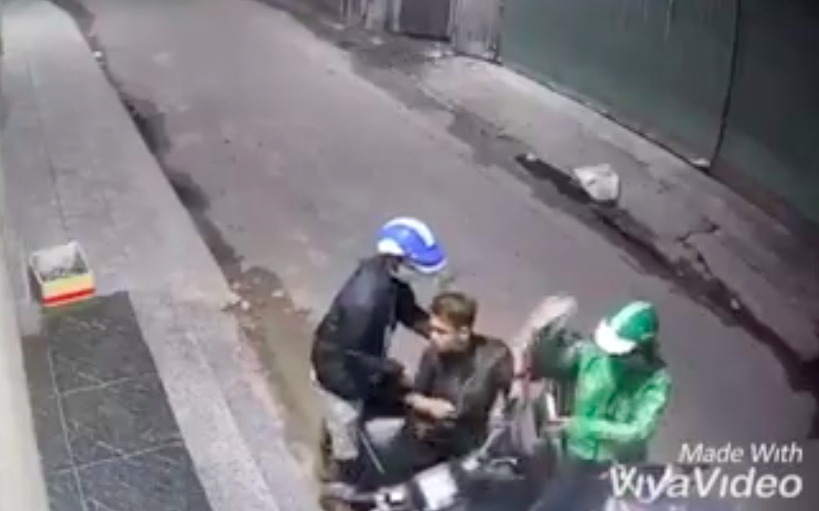 Clip táo tợn: Nam thanh niên bị xịt hơi cay, dí dao vào cổ cướp ĐTDĐ và xe máy Vespa ở Sài Gòn