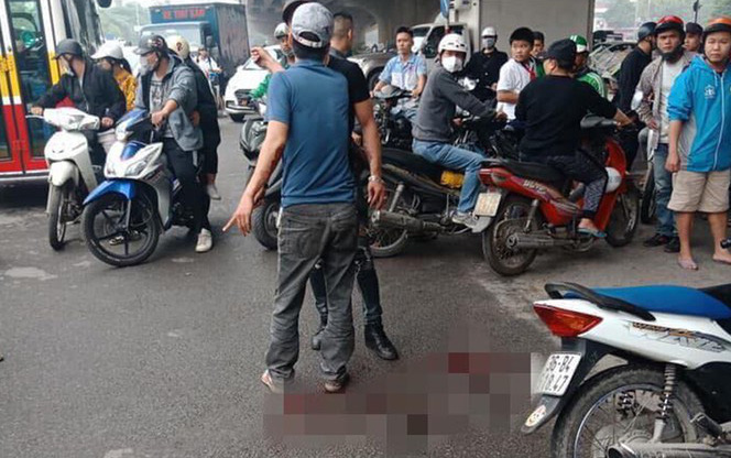 Lời khai của người chồng cầm dao chém vợ gục giữa đường ở Hà Nội: Do nghi ngờ vợ có quan hệ "ngoài luồng"