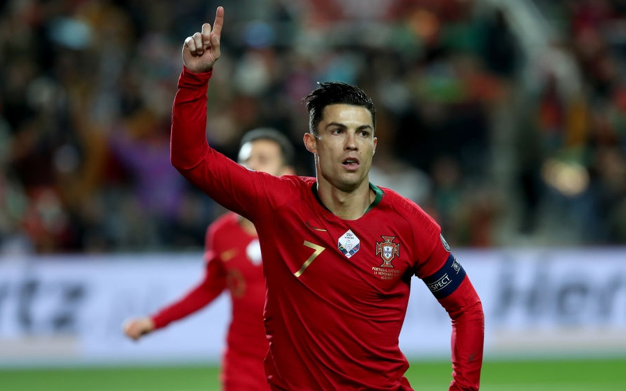 Ronaldo lập hat-trick, tuyển Bồ Đào Nha thắng "set tennis trắng" để tiến sát vé dự Euro 2020