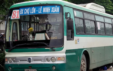 Cười nhếch mép lúc nhận vé tập rồi vò vứt sọt rác, tiếp viên xe buýt ở Sài Gòn bị đình chỉ vì khinh thường khách