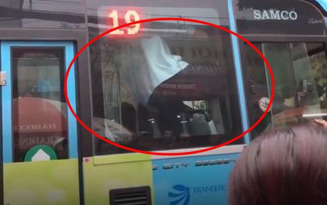 Hà Nội: Tài xế xe buýt bị lái xe ôm cầm dao truy đuổi liền chốt cửa hỗn chiến trên xe buýt