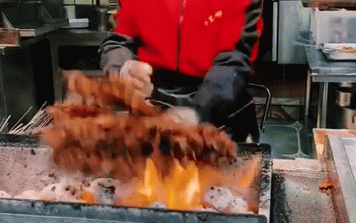 Clip nướng thịt của anh chàng Trung Quốc khiến dân tình phải thốt lên: "Dành cả thanh xuân để nướng thịt là có thật"