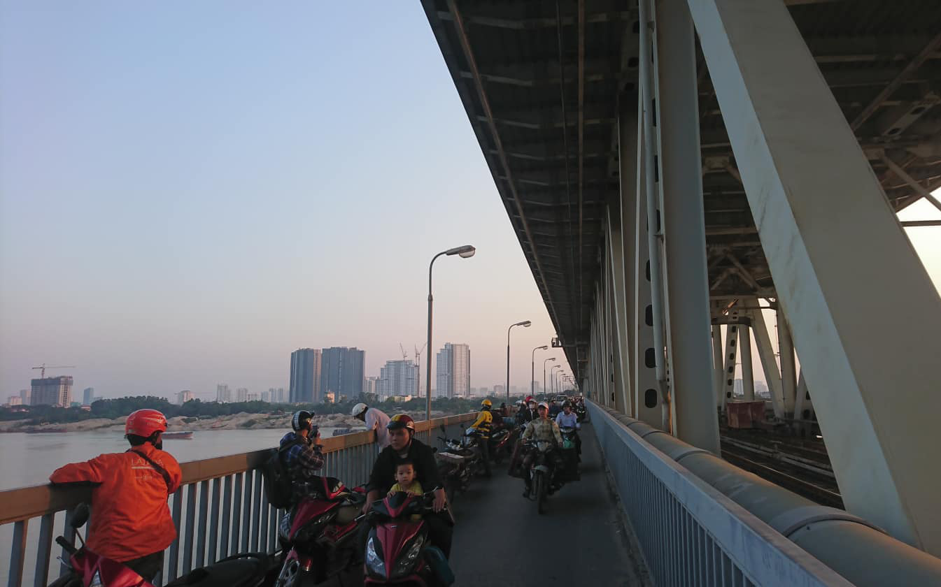 Hà Nội: Người đàn ông điều khiển xe máy lên cầu Thăng Long rồi nhảy xuống sông tự tử