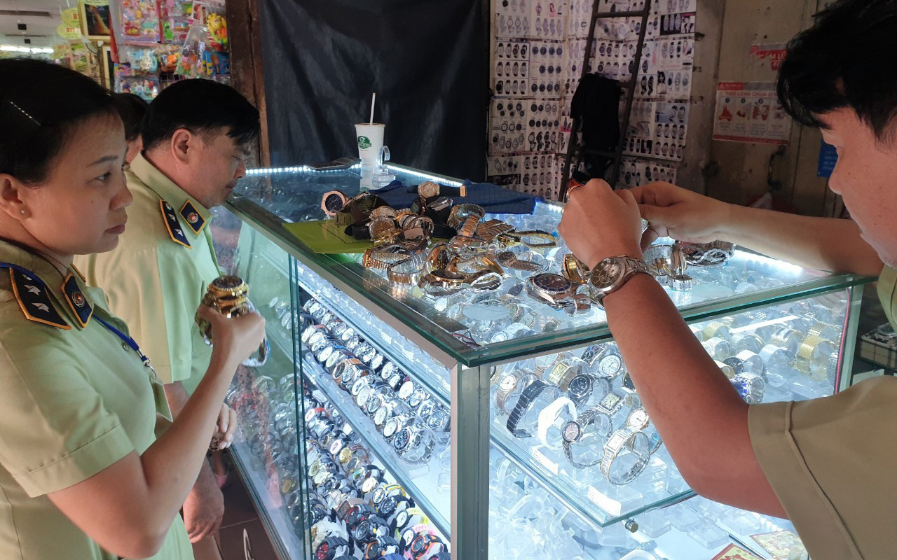 Phát hiện hàng nghìn đồng hồ và túi xách giả các thương hiệu nổi tiếng Rolex, Gucci,... tại chợ Bến Thành và Sài Gòn Square