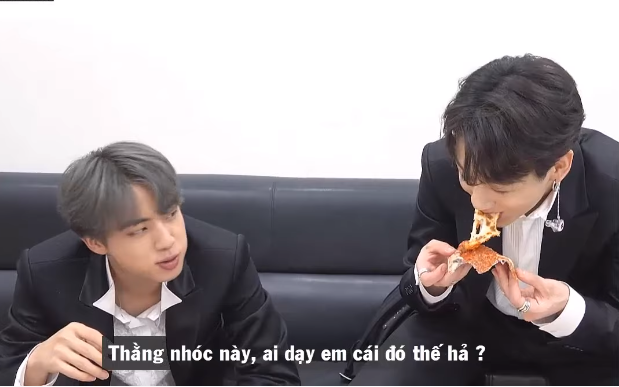 Ai cũng có một đứa bạn như Jungkook: Ăn pizza bỏ vỏ, đến anh cả Jin cũng phải lắc đầu bó tay