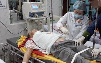 Thầy cúng cầm dao truy sát cả gia đình hàng xóm đang trong tình trạng nguy kịch