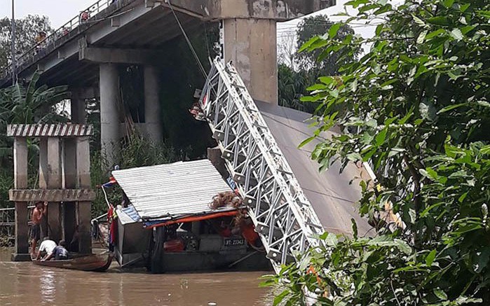 Sập cầu ở Đồng Tháp, xe tải chở nhiều người rơi xuống sông