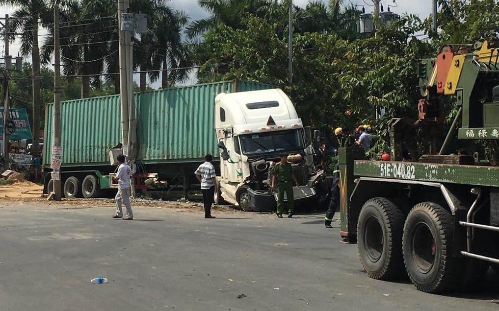 Vụ container tông bẹp dúm ô tô 4 chỗ: Tài xế và 4 người trong cùng một gia đình đã tử vong