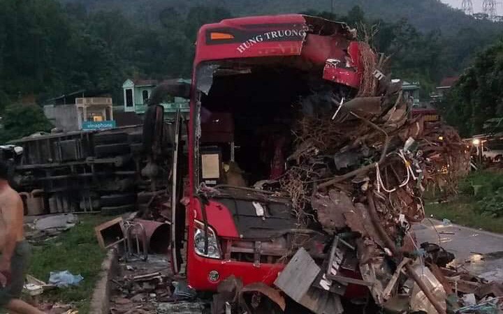 Vụ tai nạn thảm khốc ở Hòa Bình: Xe tải chở nặng chạy quá tốc độ, lấn làn
