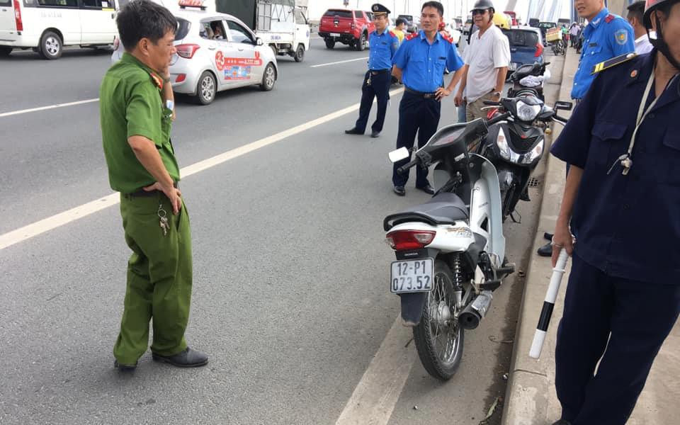 Hà Nội: Nghi vấn nam thanh niên cãi nhau với người yêu rồi nhảy cầu Nhật Tân tự tử, cô gái ngất lịm tại hiện trường