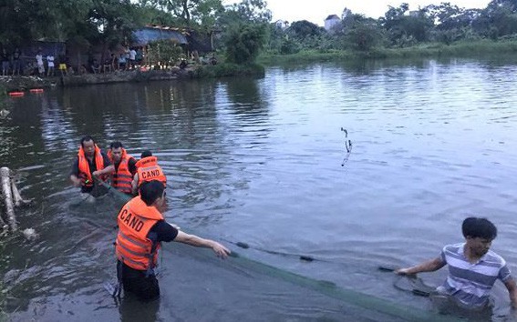 Thương tâm 2 nam sinh lớp 12 đuối nước trước ngày thi THPT Quốc gia