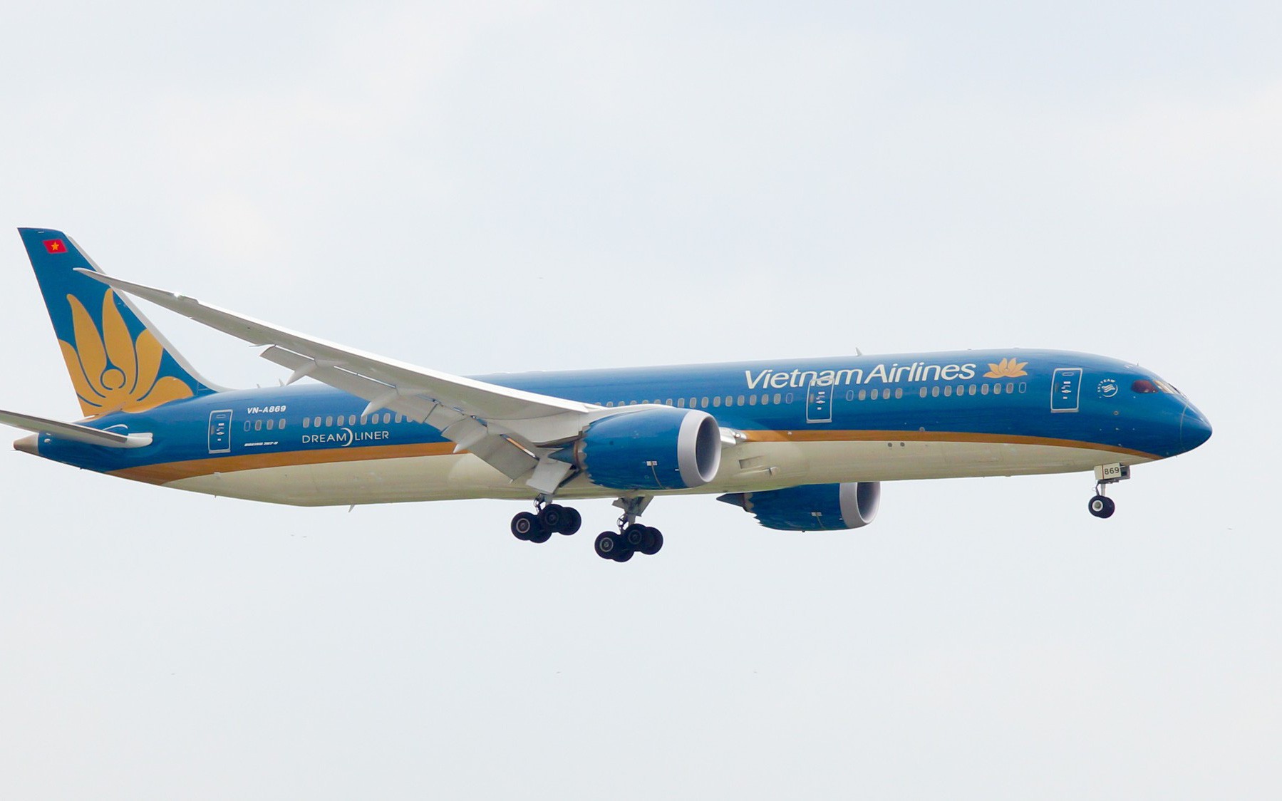 Vietnam Airlines lên tiếng vụ máy bay chậm chuyến 32 tiếng tại sân bay Pháp