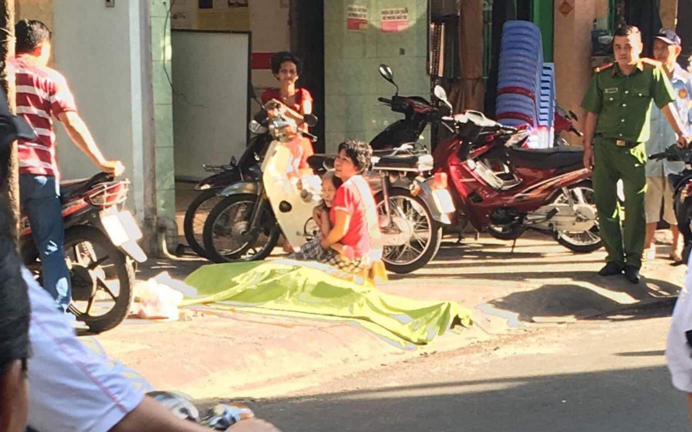 TP.HCM: Nam thanh niên rơi từ lầu cao xuống đất tử vong, mẹ đau đớn khóc nghẹn bên thi thể con