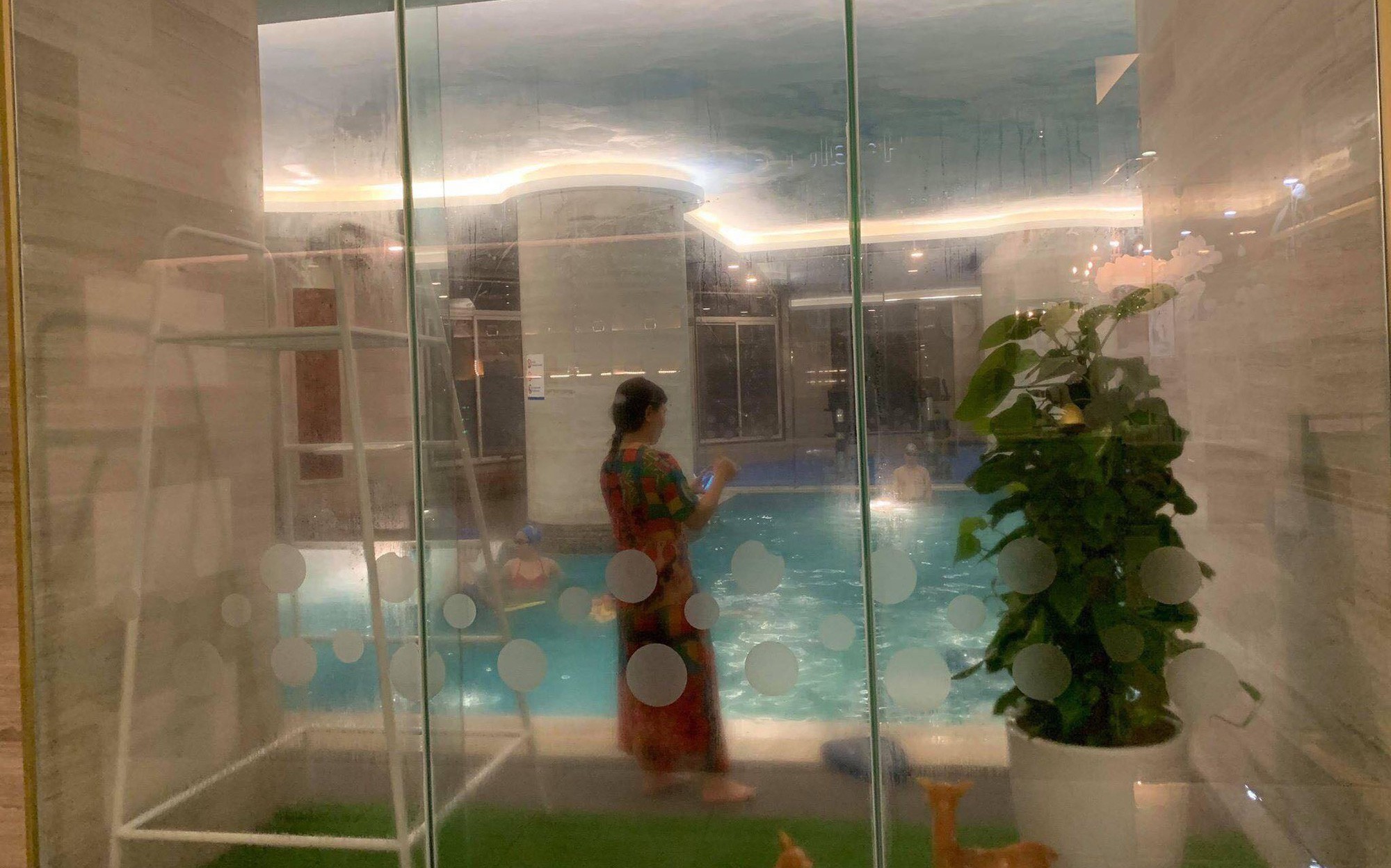 Hà Nội: Bé gái khoảng 5 tuổi bị đuối nước nhập viện cấp cứu khi đi bơi cùng bà tại bể bơi khách sạn