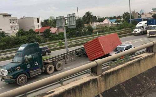 TP.HCM: Thùng container rơi đè trúng ô tô ở Sài Gòn, tài xế hoảng loạn thoát chết trong gang tấc