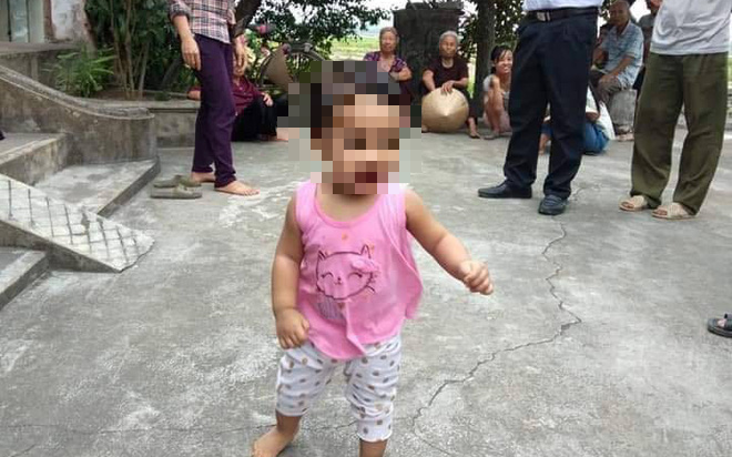 Nam Định: Nữ sinh để lại con gái đáng yêu ở chùa kèm lá thư "em còn phải đi lấy chồng"