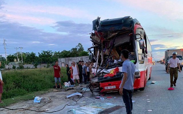 Xe khách chở đoàn du lịch tông đuôi xe container, 15 người thương vong