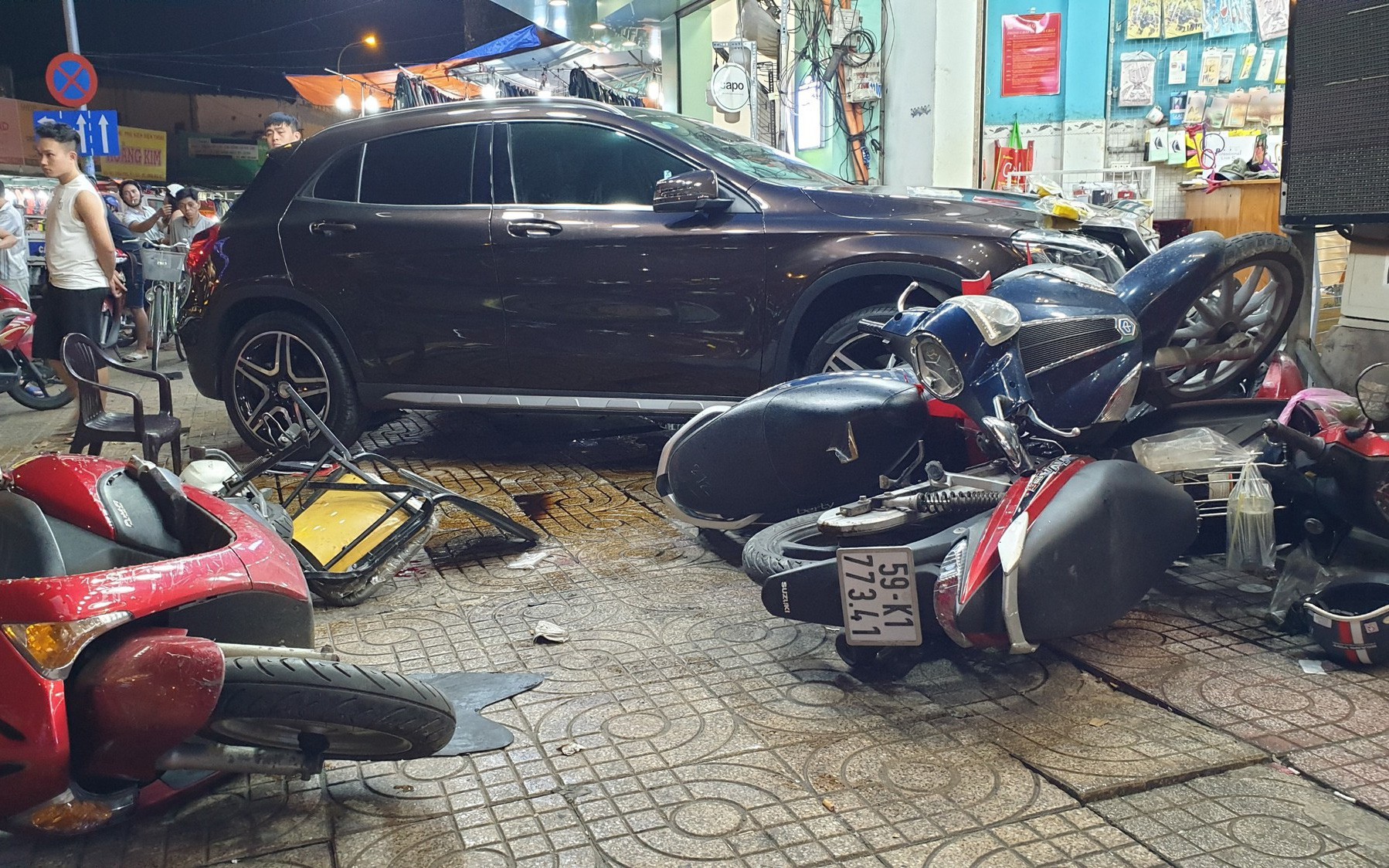 TP.HCM: Nữ tài xế lái Mercedes tông hàng loạt xe máy, nhiều người nằm la liệt trên đường
