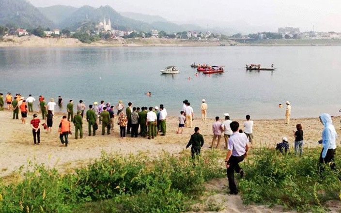 Bé gái lớp 1 bị nước cuốn trôi, nhóm bạn chạy dọc bờ sông cố cứu nhưng bất lực
