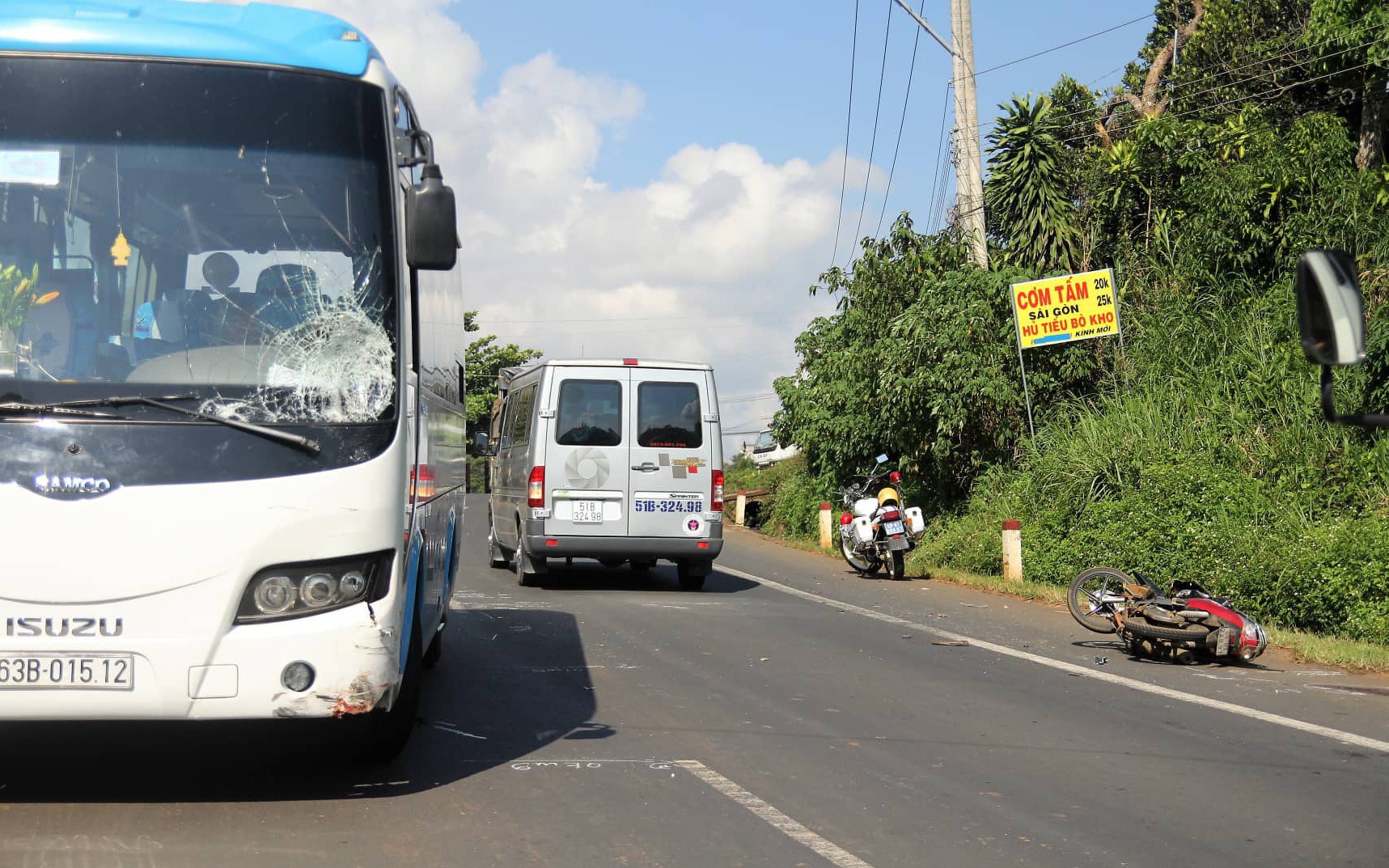 Xe máy tông trực diện xe khách, một người tử vong tại chỗ