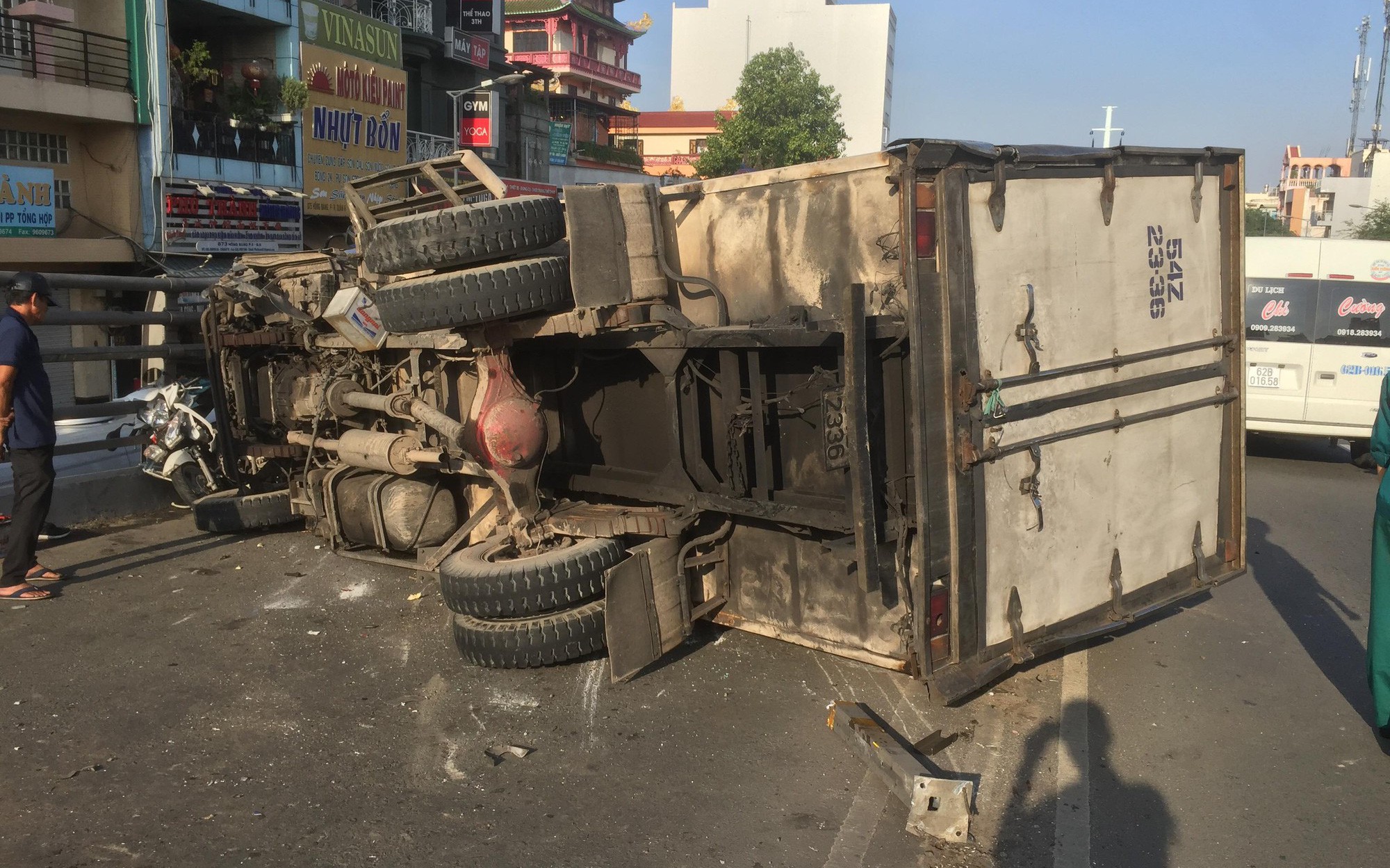 TP.HCM: Xe tải tông văng dải phân cách rồi lao vào thành cầu, cô gái bị mắc kẹt gào khóc kêu cứu