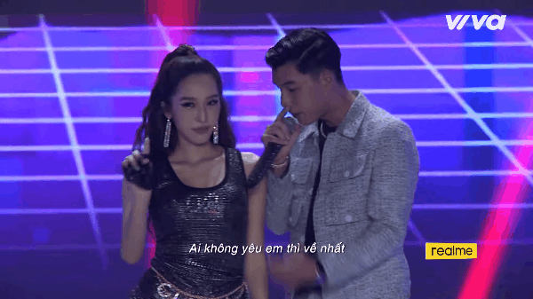 BigDaddy nhìn say đắm nhưng lại nở nụ cười hết sức giả trân khi thấy Emily tình tứ bên trai đẹp HIEUTHUHAI - Ảnh 4.
