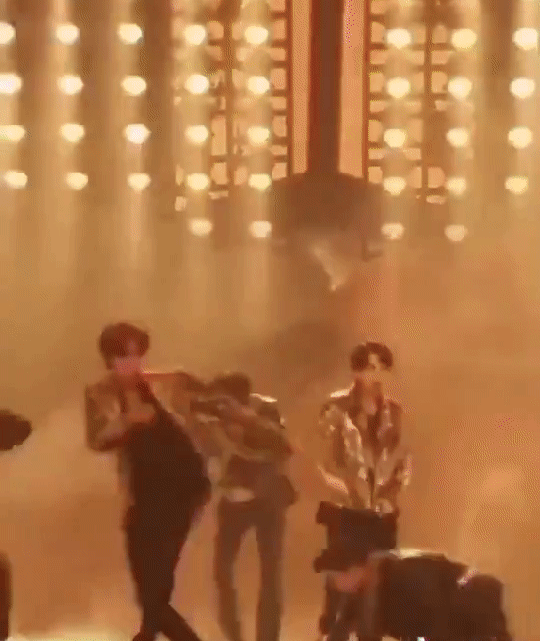 Bị chấn thương vai trong concert nhưng SUGA (BTS) vẫn nhảy cực sung, cách trấn an ARMY còn gây xúc động mạnh - Ảnh 1.