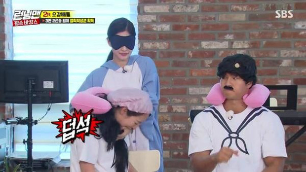 Những lần Jeon So Min chiếm sóng, bạo lực với loạt khách mời: Từ nắm tóc nữ idol kéo lê xềnh xệch đến đạp mạnh BLACKPINK - Ảnh 6.