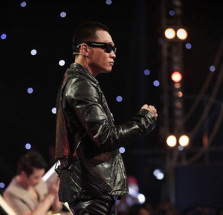 Wowy khoe ảnh khác biệt giữa đời thực và trên sân khấu: Mặc ba lỗ dán miếng hạ sốt nhưng lên hình vẫn phải tạo nét - Ảnh 4.