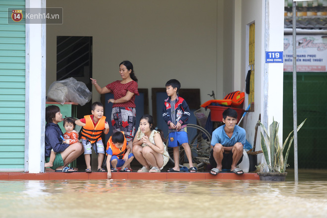 Hơn 2 tuần chịu trận lũ lịch sử, người dân Quảng Bình vẫn phải leo nóc nhà, bơi giữa dòng nước lũ cầu cứu đồ ăn - Ảnh 5.