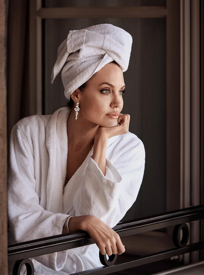 Bộ ảnh tạp chí cũ đầy quý tộc của Angelina Jolie bỗng hot lại: Đúng là nữ hoàng nhan sắc, bảo sao Brad Pitt từng mê muội - Ảnh 3.