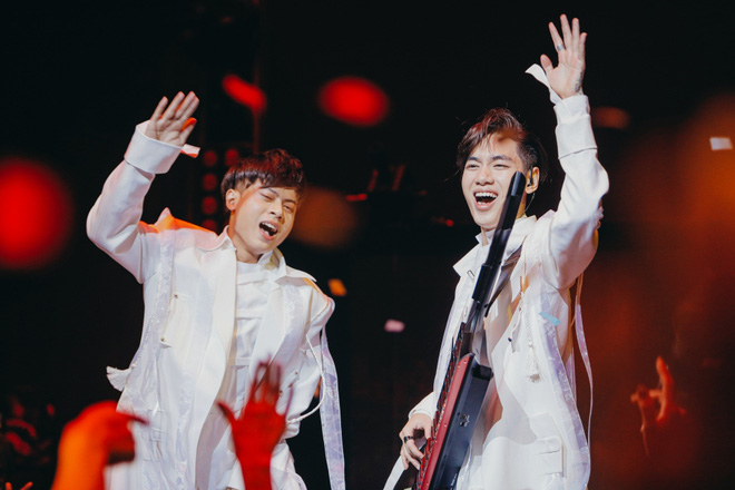 Cùng là gà cưng của K-ICM: Người xuất hiện rồi lặn mất tăm, kẻ 5 lần 7 lượt bị chỉ trích giọng hát live - Ảnh 10.