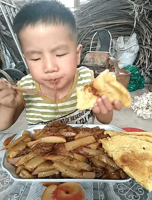 Thấy con than đói sau khi đi học về, bà mẹ tức giận đến chất vấn cô giáo mới phát hiện ra sự thật khiến ai cũng ngỡ ngàng - Ảnh 3.