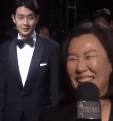 Lúc thế giới vỡ òa vì Ký sinh trùng đại thắng Oscar, Choi Woo Sik bối rối giữa đám đông với biểu cảm Tôi là ai, đây là đâu - Ảnh 2.